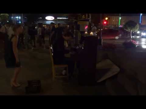 Уличный музыкант-пианист. Браво! г. Краснодар