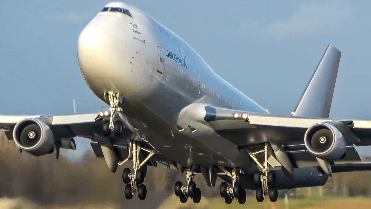BOEING 747 DEPARTURE with DE-ICING Close up - B747`s in the SNOW (4K)