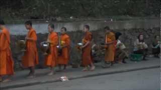 preview picture of video 'Morning Alms Giving in Luang Prabang'