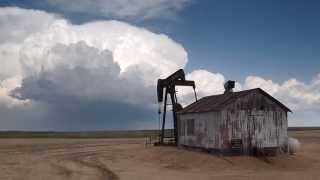 preview picture of video 'Pumpjack and storm cell'