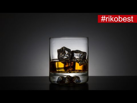 Glas professionell fotografieren - Whiskyglas mit Eiswürfel vor schwarzem Hintergrund fotografieren