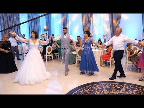 Sa Bukur Nusja Kercen me Familjen - Valbona Hekurani & Sami Kallmi ( Dasma Xhensiles )