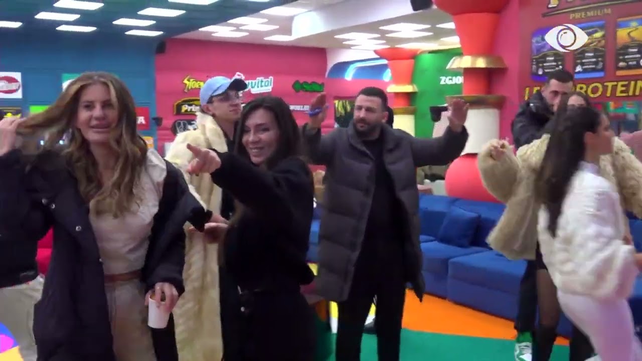 Karaoke në shtëpi/ Banorët këndojnë së bashku ‘Margjelo’