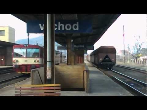 Průjezd nákladního vlaku a odjezd vlaku Os 26804 (ČD 810.231 + 810.559) - Most, 2. 3. 2013