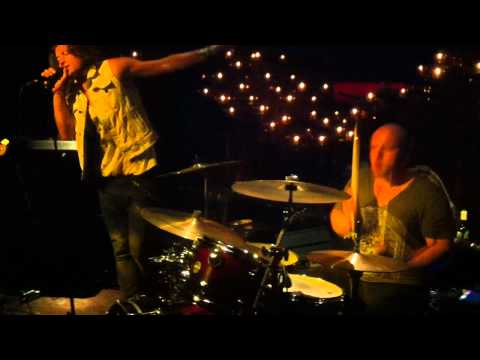 Ave A Soundcheck brings ZANDER BLECK to Double Seven ,NYC performing Temptation!