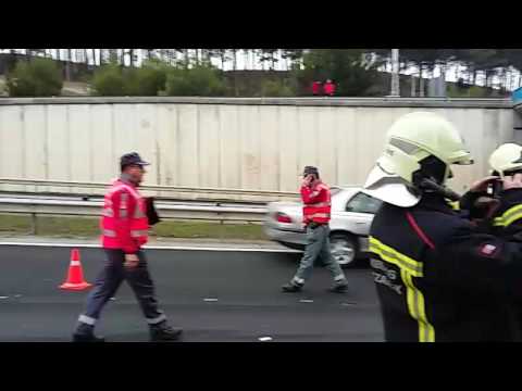Un camión y un tráiler portacoches chocan bajo el puente de Zizur (A-15)