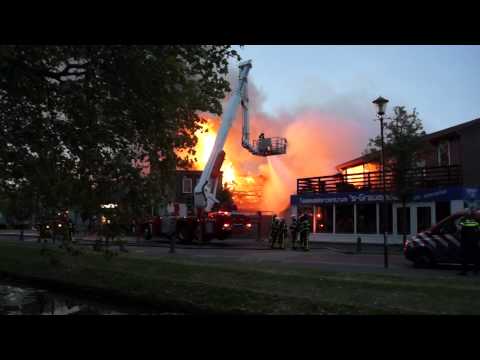 Heftige brand Café de Herberg te 's-Gravendeel