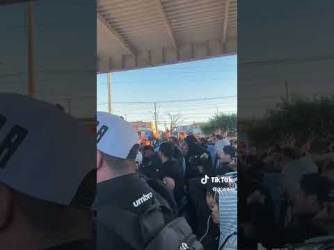 "geral do grêmio chegando na arena #gremio #brasileirão" Barra: Geral do Grêmio &bull; Club: Grêmio