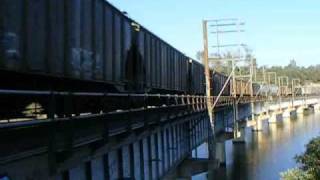 preview picture of video 'A Westbound Union Pacific Grain Unit at the Feather River Bridge'