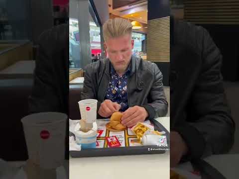 So verhält sich ein Babo bei Mc Donalds #mcdonalds #youtubeshorts