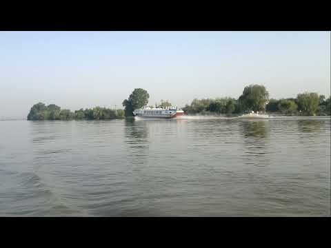 The fast passenger ship Tulcea-Sulina makes big waves