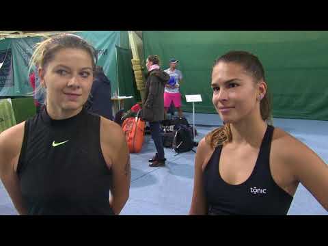 Marta Lesniaková a Chantal Škamlová po vítězství v deblu v baráži na Bonver tenisovou extraligu