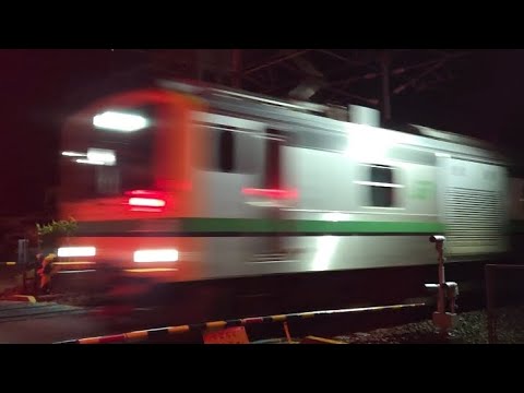 （クモヤE493系牽引のE131系200番台ナノN3+ナノN4編成）新津出場配給が広丘駅付近を通過