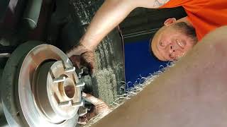 HOW TO CHANGE FORD FOCUS REAR BRAKES