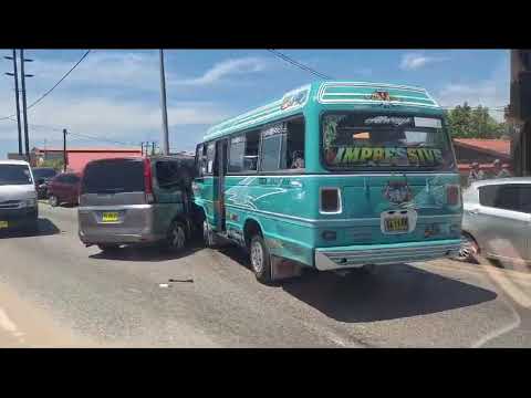 Aanrijding PL Bus En Personenwagen | Suriname Today