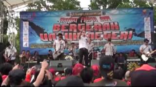preview picture of video 'Tipe X - Karena Cemburu (Live at Mayday Fiesta 2014 FSPMI Purwakarta)'