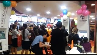 preview picture of video 'Ronald McDonald arrive au Mc Donald à O'Parinor Aulnay-sous-Bois'