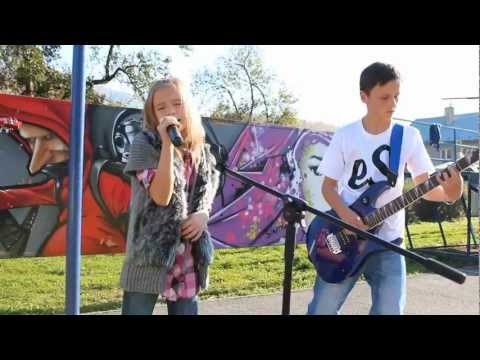 KISSES - HLAVA SA MI TOČÍ.