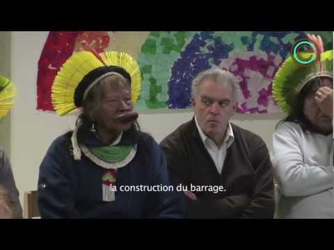 Le chef Raoni rend visite aux enfants de Living School