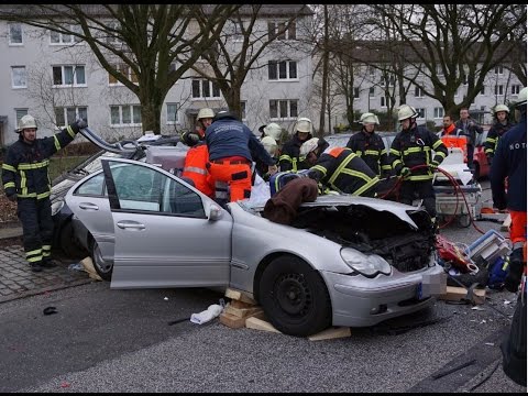 Schwerer Unfall: HVV-Bus und Mercedes krachen ineinander