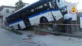 scontro-bus-auto-tragedia-sfiorata-sulla-nazionale
