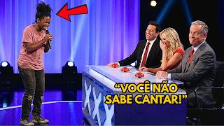 Os JURADOS ZOMBARAM quando a GAROTA sem-teto subiu no palco… até ELA revelar uma VOZ que CALOU TODOS