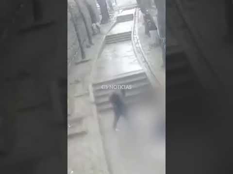 Video registró la caída de un árbol sobre un adolescente en Lota | #chvnoticias