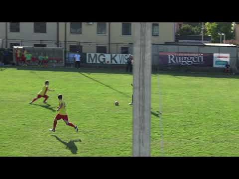 Sgroppata di Tosi del Pizzighettone fermata dalla difesa in Martelli-Pizzighettone 1-1