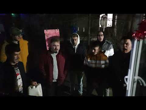 Copii cîntînd  plugușorul în Opătița