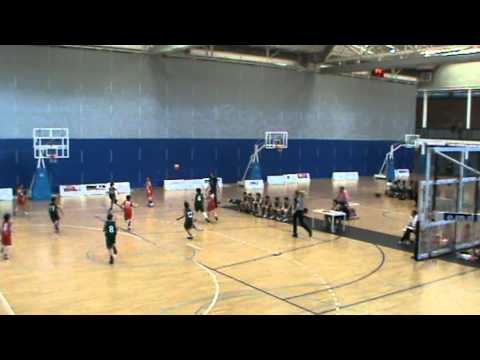 Entrada Àlex i falta rebuda al partit CB Cerdanyola A - CB i Unió Mini Blanc Manresa. Abril 2011