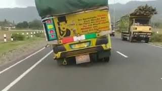 Download lagu Truck oleng di pacitan.. Masok samm 😎😎 mp3