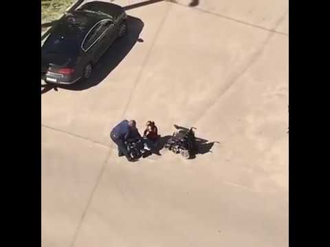 Помог инвалиду в то время, как другие люди прошли мимо