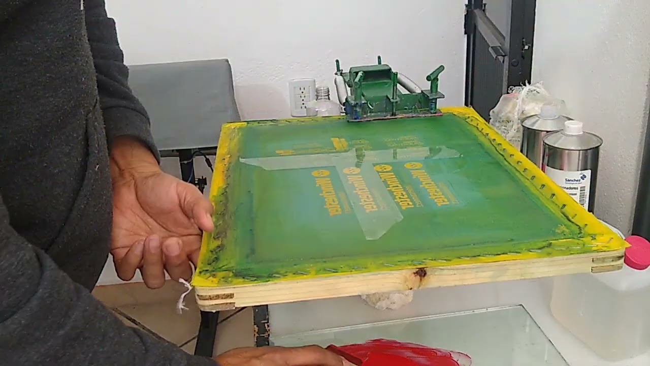 EN VIVO imprimiendo cilindros de plástico con serigrafia