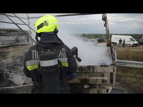 TŰZOLTÓK BEVETÉSEN l karambol után kigyulladt teherautó oltása az M0-áson