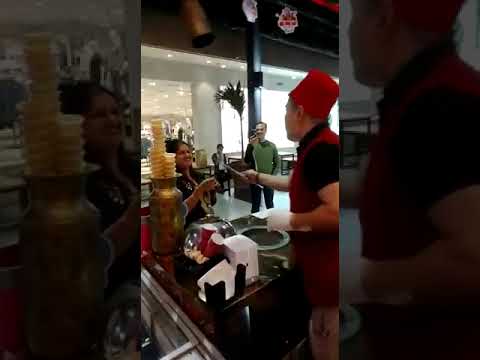 Tiwisting scoops turkish ice cream🍦🍦🍦