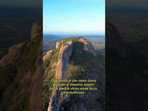 Existe um arco de granito no sertão de Pernambuco do tamanho de 2 campos