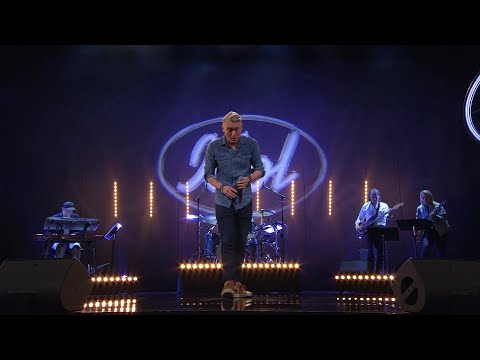 Se Felix Enghult sjunga Cant Help Falling In love With You av Elvis Presley i … - Idol Sverige (TV4)