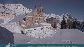 Caldo improvviso, blocco di neve cade dal tetto del santuario di Vinadio