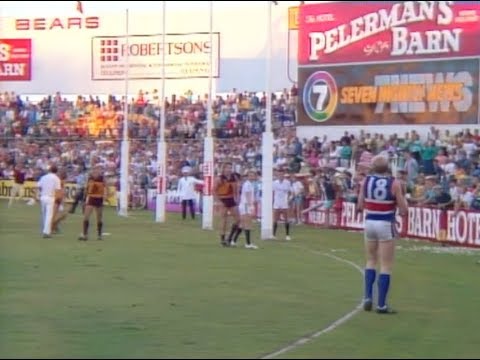 Remember when Simon Beasley had to deal with the crowd? | Mars Moments | 1988 | AFL