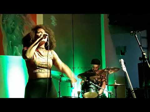 Nathalia Bellar e Trio Dibuiá no Café da Usina