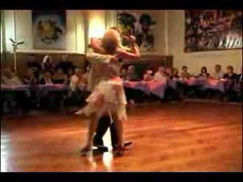  Oscar Casas  and  Mariana Casas  are  dancing  to  the  milonga  "  La Punalada  "