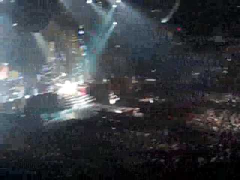 21st Century Breakdown_MTS !!billie joe makes 7,000 ppl stand up!!