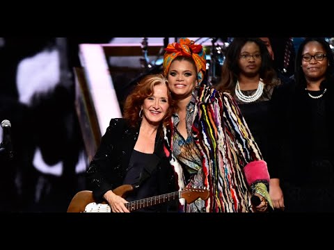 Bonnie Raitt and Andra Day honor Mavis Staples at Kennedy Center Honors 2016