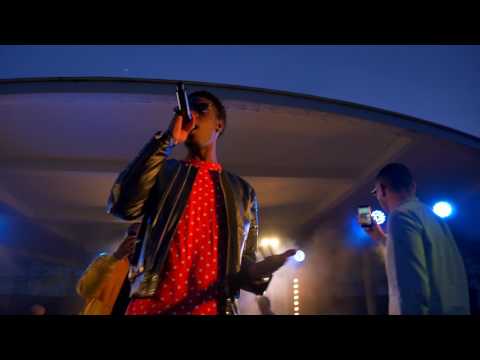 Franglish chante C'est plus l'heure au concert de Ouf à Nanterre