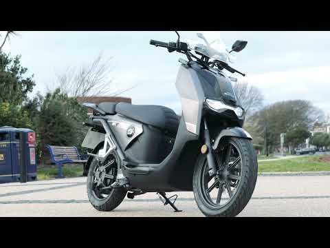 Vmoto CPx electric maxi scooter