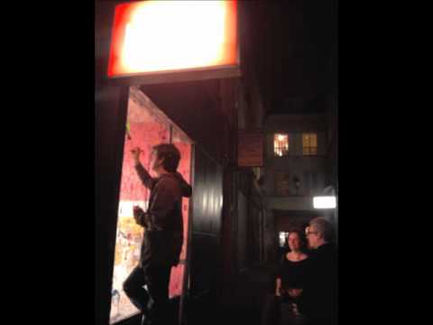 DE COURTE DURÉE ET COURTE VÊTUE