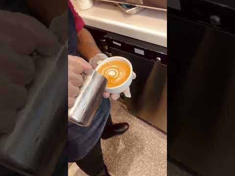 Trabalhando em um café costa | Flat white | asas de tulipa | latte art