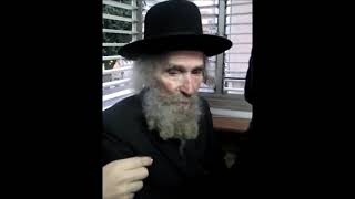 מרן הגראי"ל שטינמן זצוק"ל בהדלקת נר חנוכה.