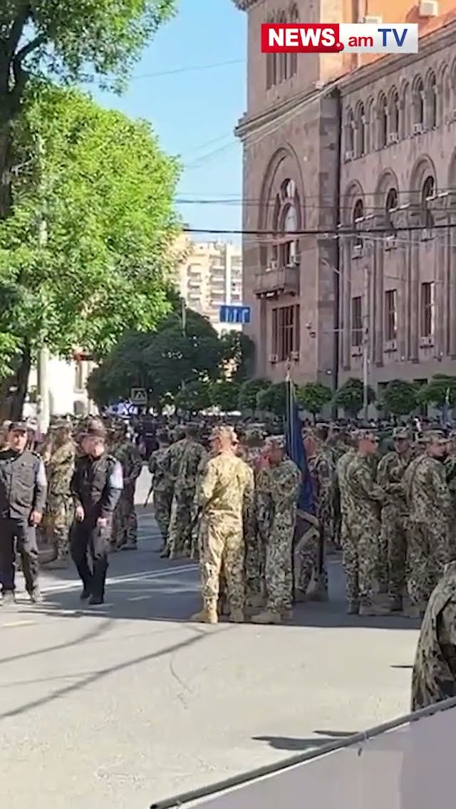 Տարբեր ստորաբաժանումների զինծառայողները՝ Հանրապետության հրապարակում