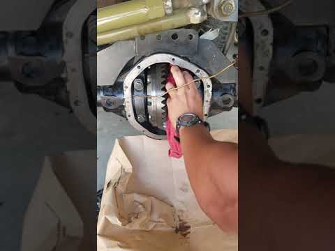 How to remove a stuck Dana 44 Carrier with just a Shop Rag